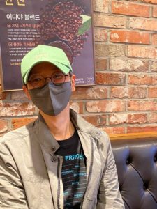 사진1. 서울인권영화제 Errors 티셔츠를 입은 부깽이 웃고 있다.