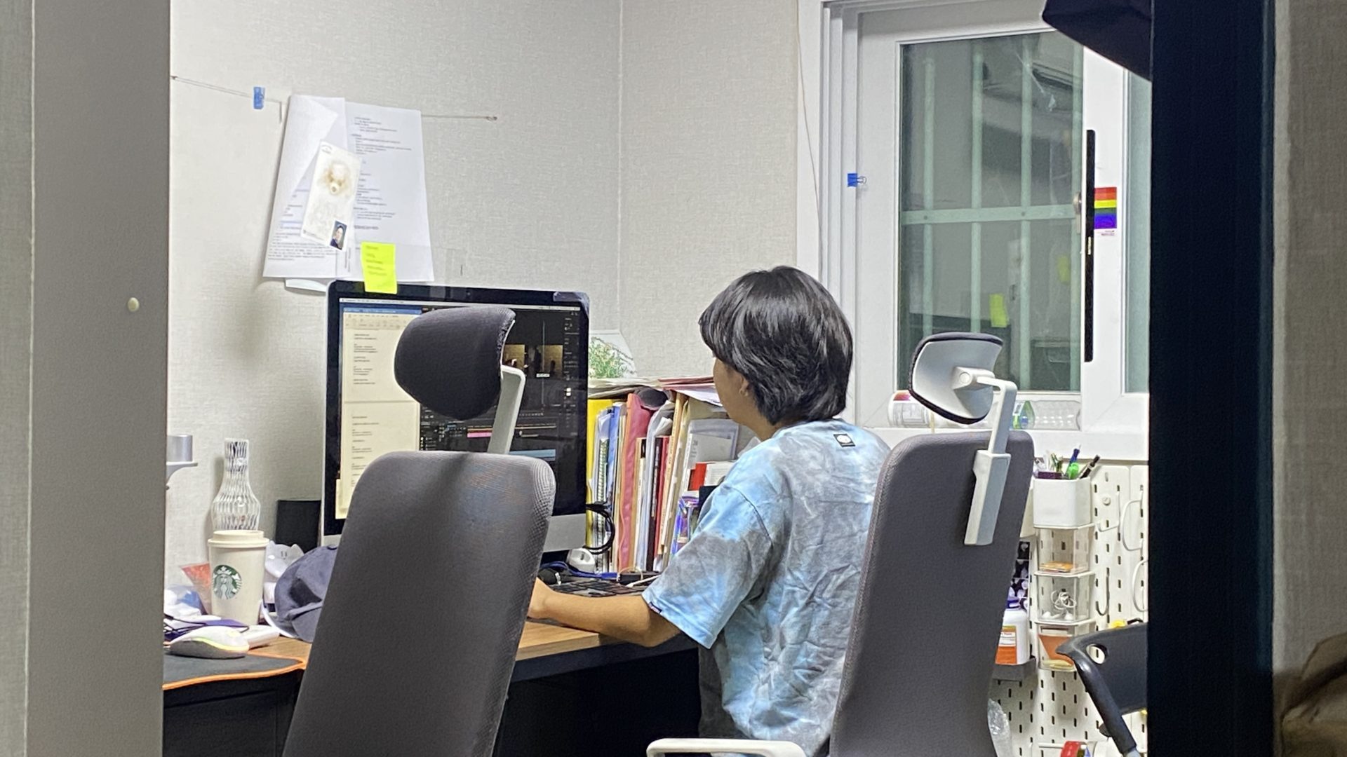사진1. 자원활동가 요다가 서울인권영화제 사무실에서 에 자막을 입히고 있다. 창문 바깥은 깜깜하고 사무실 안은 환하다.