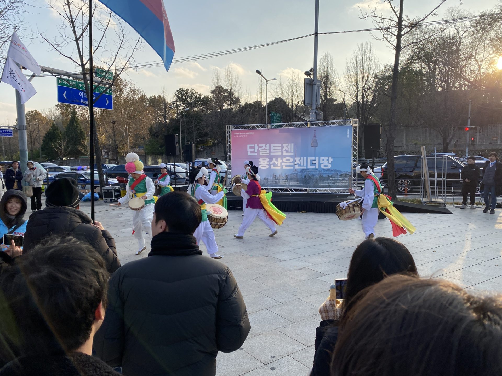 사진2. 광장을 돌며 공연 중인 소수자연대풍물패 장풍.