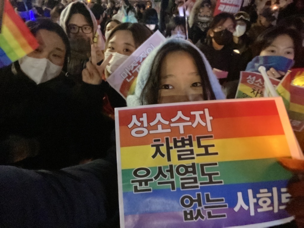 사진. '성소수자 차별도 윤석열도 없는 사회로'라고 적힌 무지개색 피켓을 든 서울인권영화제 활동가들의 셀카.