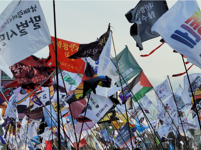 사진. 광화문 앞 집회에서 수많은 깃발들이 나부끼고있다.
