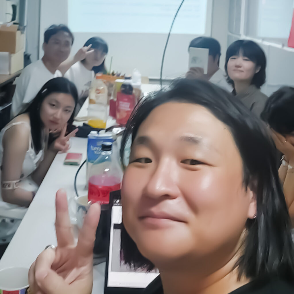사진. 소하와 소모임 참여자들이 앉은 상태에서 각자 포즈를 취하고 있다. 테이블에는 각종 음료와 간식들이 놓여있다