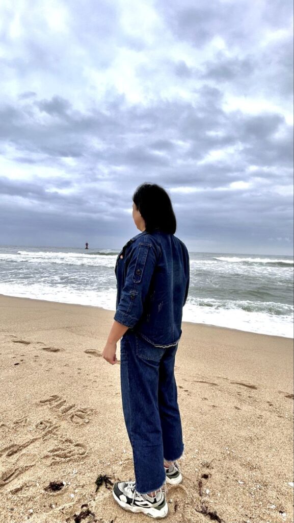경포대 해변에서 바다를 바라보는 소하의 뒷 모습
