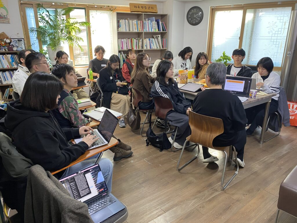 사진. 인권연구소 창 사무실을 가득 채운 이음활동가들. 책상 한 쪽에서 류은숙 활동가 강의 중.