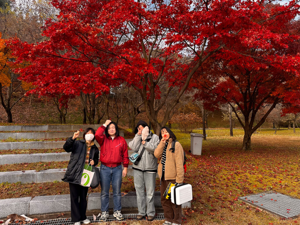 사진3. 빨강 단풍이든 나무 아래 마주, 소하, 안나, 고운이 포즈를 잡고 있다.