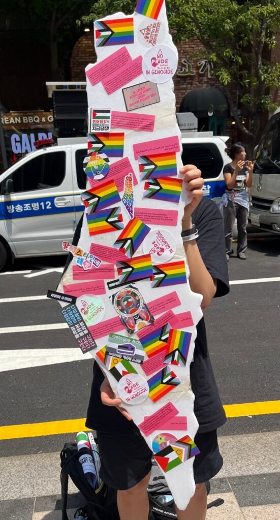 사진2. 팔레스타인 지도 모양 패널에 퀴어를 상징하는 다양한 스티커와 메시지가 붙어 있다.
