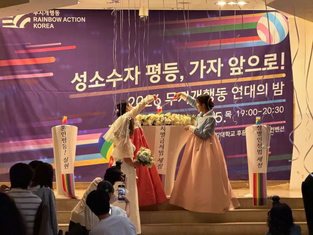 사진5. 세 개의 초 중 '차별금지법 제정'이 적힌 초에 화촉을 점화 중인 이호림, 박한희 공동대표